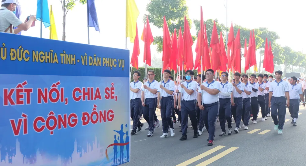 Hơn 6.000 người tham gia đi bộ đồng hành gây quỹ chăm lo an sinh xã hội ảnh 1