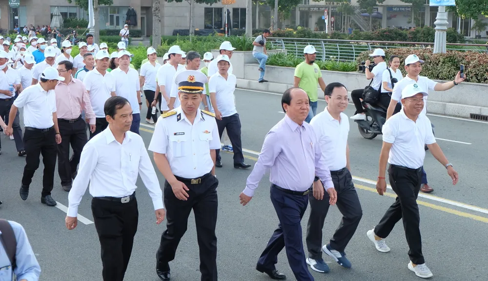 Hơn 6.000 người tham gia đi bộ đồng hành gây quỹ chăm lo an sinh xã hội ảnh 2