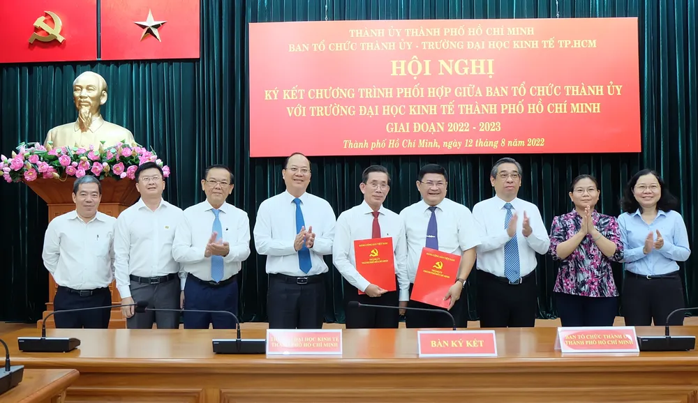 Phối hợp đào tạo cán bộ chất lượng cho khu vực công của TPHCM ảnh 2