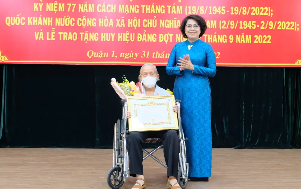 TPHCM trao Huy hiệu Đảng cho các đảng viên cao tuổi Đảng đợt 2-9 ảnh 3