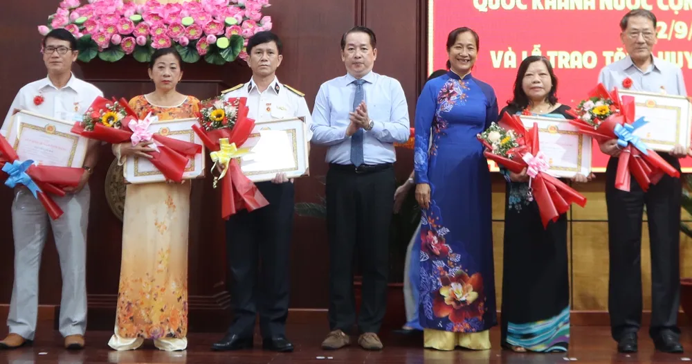 TPHCM trao Huy hiệu Đảng cho các đảng viên cao tuổi Đảng đợt 2-9 ảnh 2