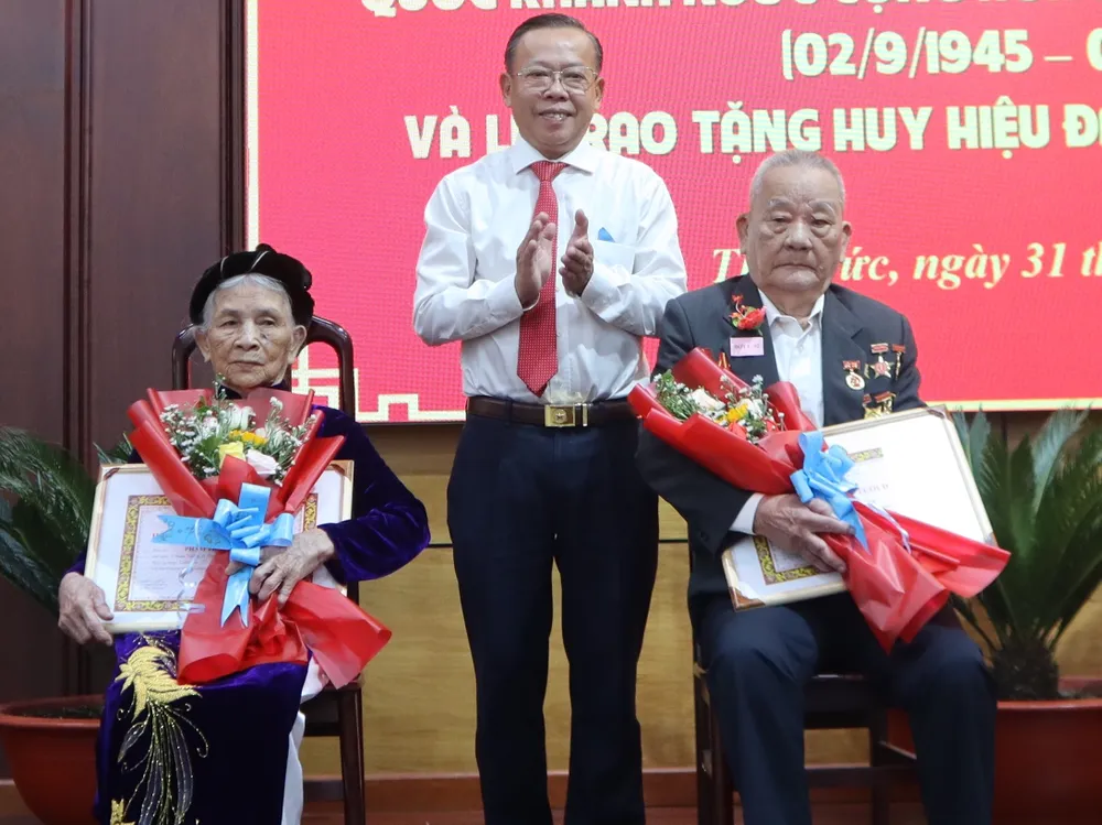 TPHCM trao Huy hiệu Đảng cho các đảng viên cao tuổi Đảng đợt 2-9 ảnh 1