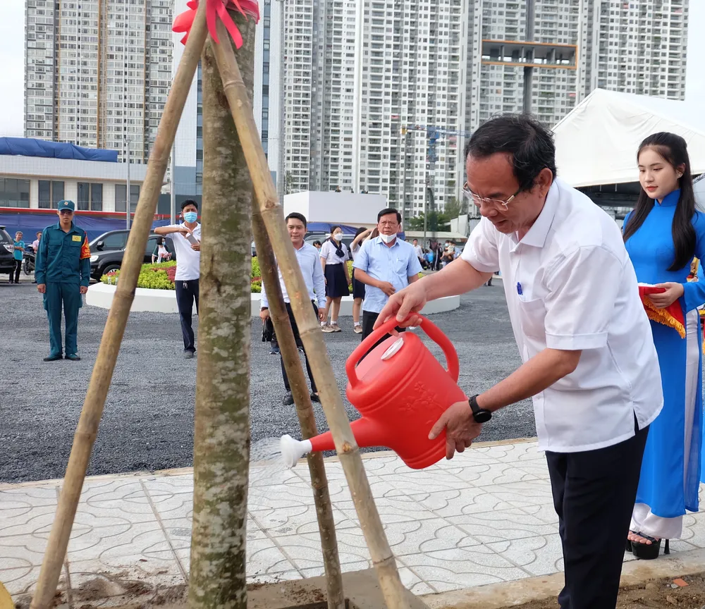 Bí thư Thành ủy TPHCM trồng cây xanh tại Sân vận động quận 7 ảnh 2