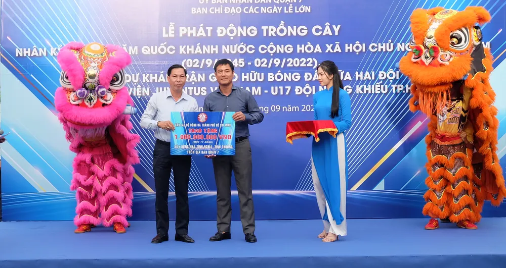 Bí thư Thành ủy TPHCM trồng cây xanh tại Sân vận động quận 7 ảnh 3