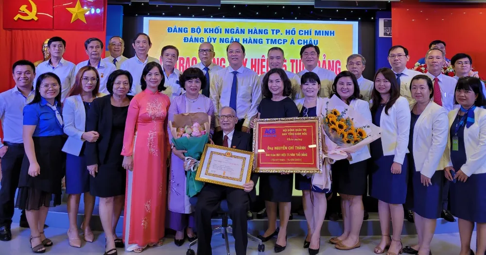 Đảng viên Đảng bộ Khối Ngân hàng TPHCM nhận Huy hiệu 75 năm tuổi Đảng ảnh 2