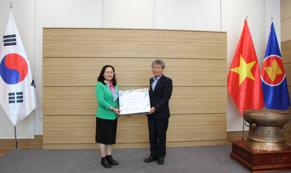 Đoàn đại biểu HĐND TPHCM thăm cán bộ, nhân viên Đại sứ quán Việt Nam tại Hàn Quốc ảnh 1