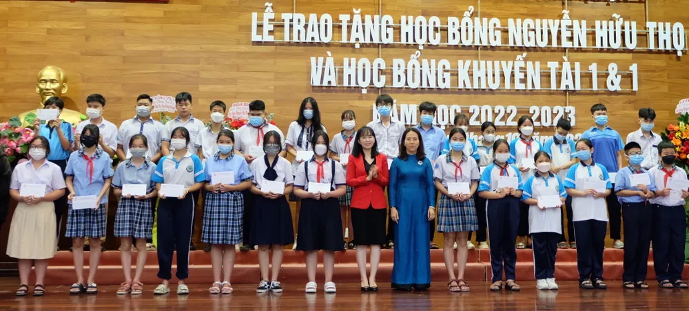 Quận 7 trao học bổng cho hơn 630 học sinh, sinh viên  ảnh 2