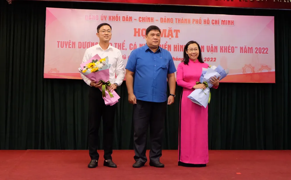 Đảng ủy Khối Dân - Chính - Đảng TPHCM tuyên dương 118 tập thể, cá nhân điển hình “Dân vận khéo” năm 2022 ảnh 2