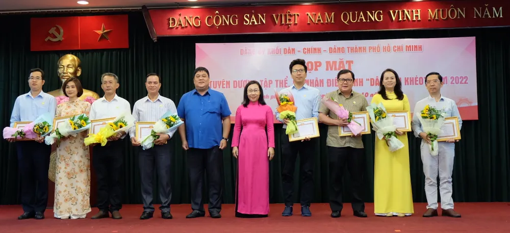 Đảng ủy Khối Dân - Chính - Đảng TPHCM tuyên dương 118 tập thể, cá nhân điển hình “Dân vận khéo” năm 2022 ảnh 4