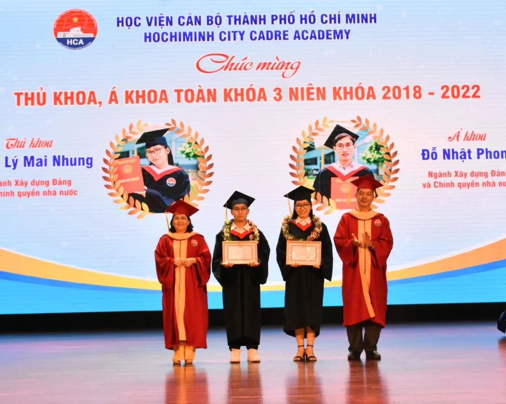 384 sinh viên Học viện Cán bộ TPHCM nhận bằng tốt nghiệp ảnh 1