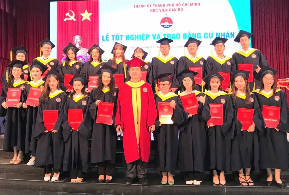 384 sinh viên Học viện Cán bộ TPHCM nhận bằng tốt nghiệp ảnh 2