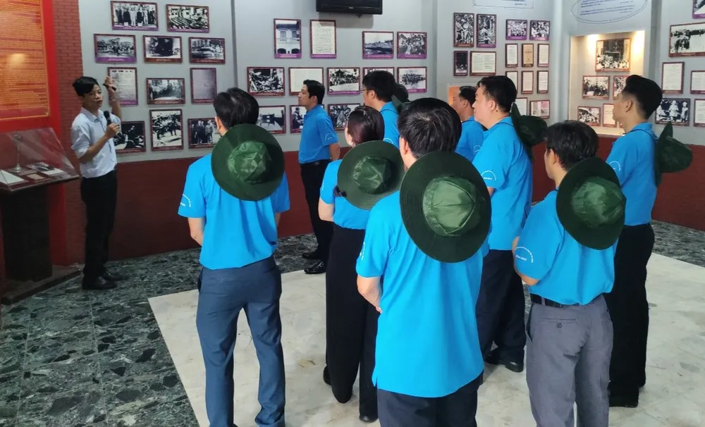 Hành trình Không gian văn hóa Hồ Chí Minh tuyên truyền sử dụng phương tiện công cộng ảnh 3