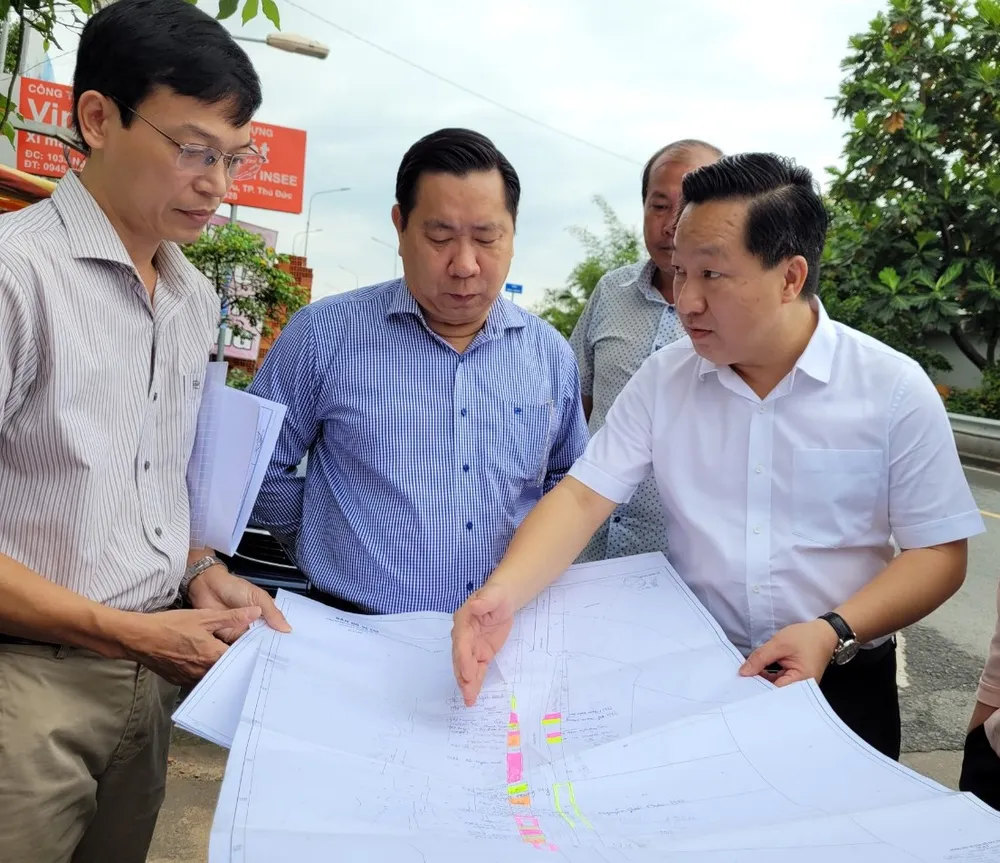 Chủ tịch UBND TP Thủ Đức khảo sát các dự án cầu đang “trùm mền” ảnh 1