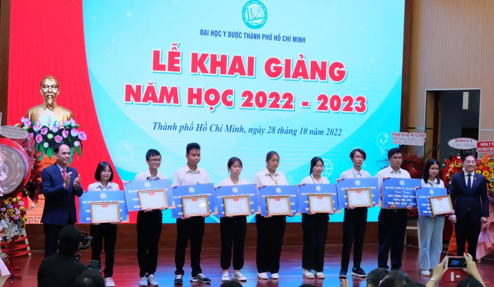 ĐH Y Dược TPHCM đã đào tạo hơn 52.000 bác sĩ, dược sĩ, cử nhân ảnh 2