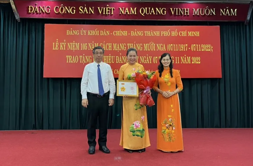 Đảng ủy khối Dân - Chính - Đảng TPHCM trao Huy hiệu Đảng cho 10 đảng viên ảnh 1