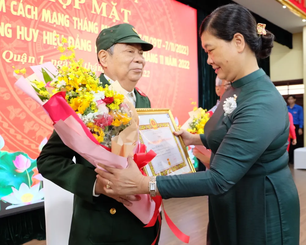 75 đảng viên Đảng bộ quận 1 nhận Huy hiệu Đảng ảnh 2