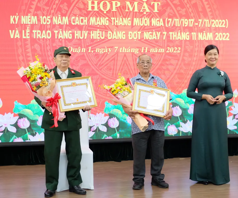 75 đảng viên Đảng bộ quận 1 nhận Huy hiệu Đảng ảnh 3