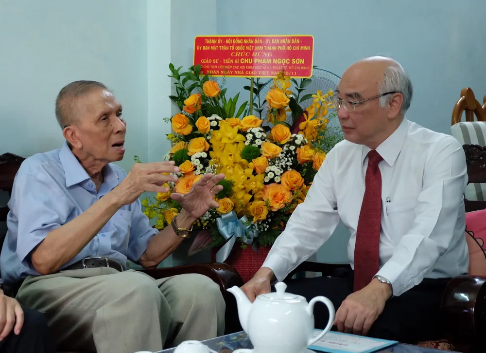 Trưởng Ban Tuyên giáo Thành ủy TPHCM thăm các nhà giáo tiêu biểu ảnh 1