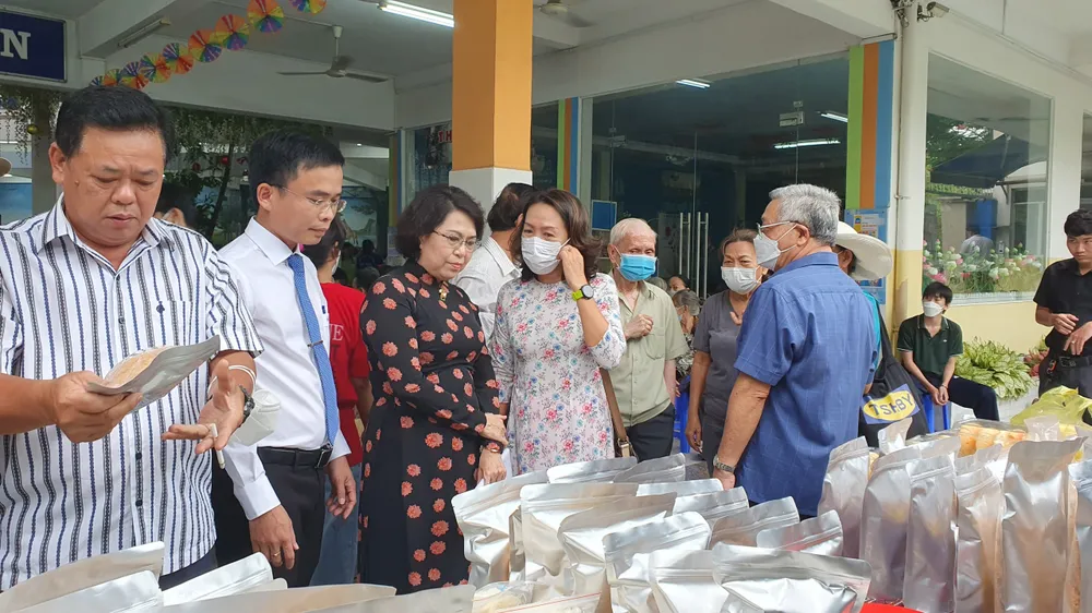 Chủ động nắm sát tình hình của bà con khu phố để giúp đỡ kịp thời ảnh 2