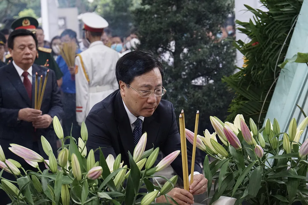 Đoàn lãnh đạo Đảng, Nhà nước dâng hương, dâng hoa cố Thủ tướng Võ Văn Kiệt ảnh 1