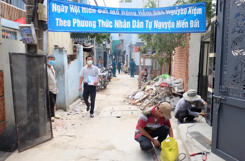 Người dân hẻm 694 đường Nguyễn Kiệm tình nguyện hiến thêm đất để mở rộng hẻm ảnh 2