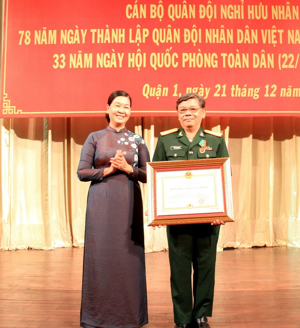 Đồng chí Hoàng Thị Tố Nga trao Huân chương Bảo vệ Tổ quốc hạng ba do Chủ tịch nước tặng Đại tá Tôn Thất Quỳnh Ái, nguyên chính trị viên Ban Chỉ huy Quân sự quận 1 đã có thành tích xuất sắc trong huấn luyện, phục vụ chiến đấu, xây dựng quân đội nhân dân, củng cố quốc phòng, góp phần vào sự nghiệp xây dựng chủ nghĩa xã hội và bảo vệ Tổ quốc. Ảnh: PHƯƠNG UYÊN Đồng chí Hoàng Thị Tố Nga trao Huân chương Bảo vệ Tổ quốc hạng ba do Chủ tịch nước tặng Đại tá Tôn Thất Quỳnh Ái, nguyên chính trị viên Ban Chỉ huy Quân sự quận 1 đã có thành tích xuất sắc trong huấn luyện, phục vụ chiến đấu, xây dựng quân đội nhân dân, củng cố quốc phòng, góp phần vào sự nghiệp xây dựng chủ nghĩa xã hội và bảo vệ Tổ quốc. Ảnh: PHƯƠNG UYÊN
