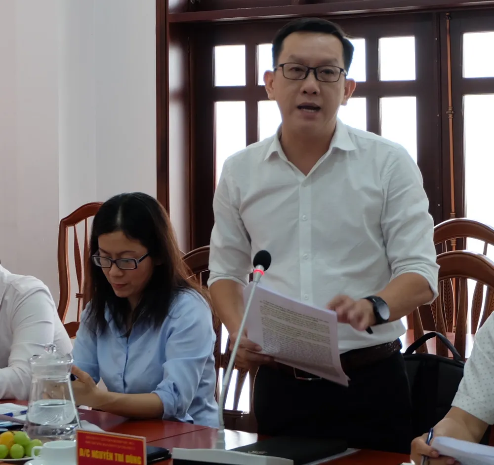 Phó trưởng Ban Dân vận Thành ủy TP Thủ Đức Nguyễn Trí Dũng báo cáo tại buổi làm việc.