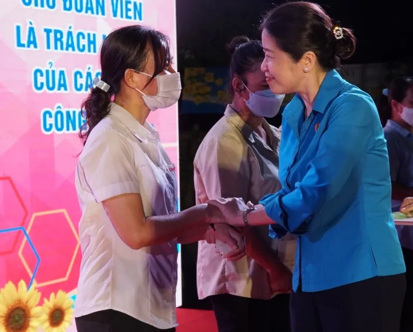 Chủ tịch LĐLĐ quận 1 Trương Thị Minh Dung tặng quà cho người lao động Chủ tịch LĐLĐ quận 1 Trương Thị Minh Dung tặng quà cho người lao động