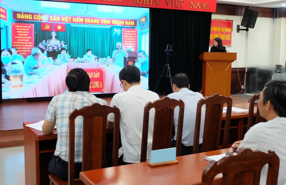 Người dân nêu ý kiến góp ý tại hội nghị