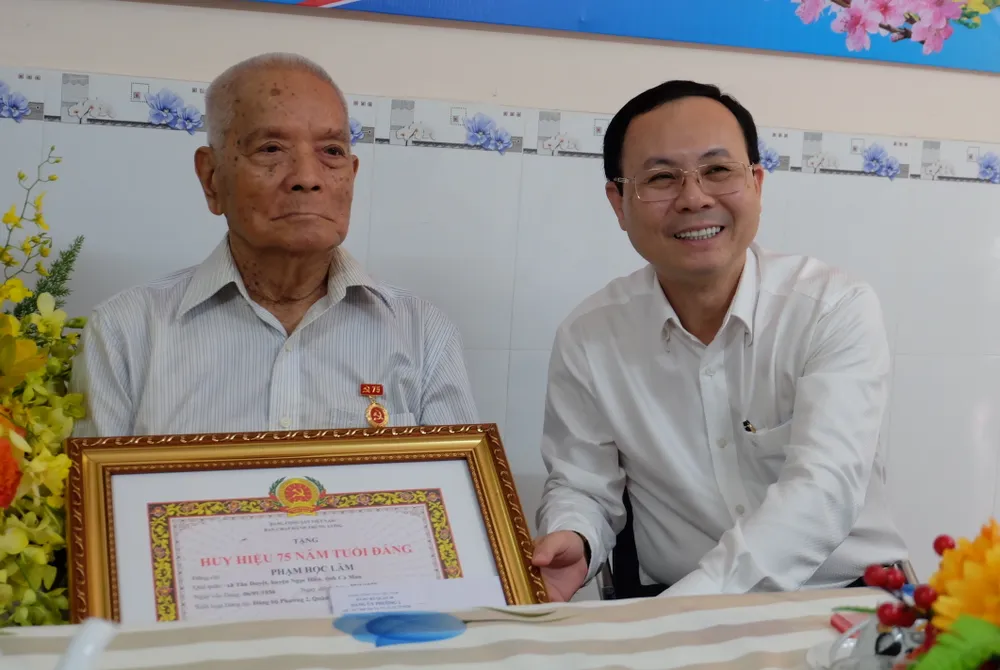 Phó Bí thư Thành ủy TPHCM Nguyễn Văn Hiếu trao Huy hiệu 75 năm tuổi Đảng cho đồng chí Phạm Học Lâm ảnh 2 Phó Bí thư Thành ủy TPHCM Nguyễn Văn Hiếu trao Huy hiệu 75 năm tuổi Đảng cho đồng chí Phạm Học Lâm ảnh 2