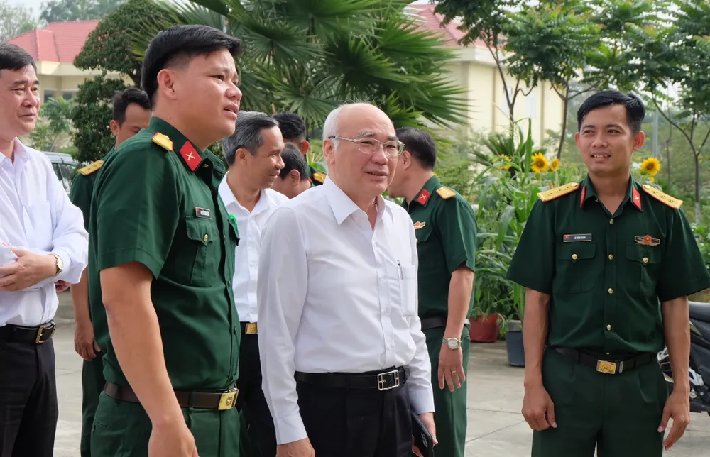 Đồng chí Phan Nguyễn Như Khuê chúc tết cán bộ, chiến sĩ Tiểu đoàn Trinh sát 47 (Quân khu 7). Đồng chí Phan Nguyễn Như Khuê chúc tết cán bộ, chiến sĩ Tiểu đoàn Trinh sát 47 (Quân khu 7).