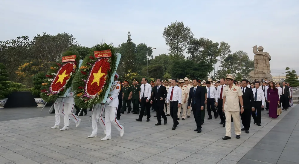 Lãnh đạo TPHCM dâng hoa, dâng hương tại Nghĩa trang Liệt sĩ TPHCM. Ảnh: DŨNG PHƯƠNG
