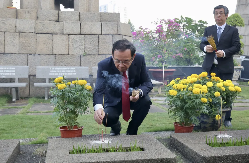 Bí thư Thành ủy TPHCM thắp hương để tưởng nhớ các anh hùng, liệt sĩ. Ảnh: DŨNG PHƯƠNG