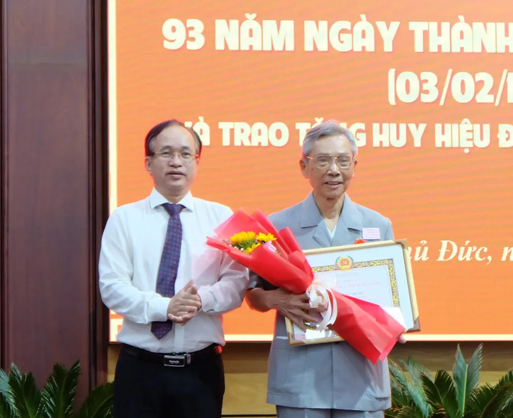 Đồng chí Nguyễn Phước Hưng, Phó Bí thư Thành ủy TP Thủ Đức trao Huy hiệu 65 năm tuổi Đảng cho đồng chí Vũ Công Trước