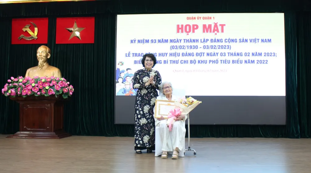 Bí thư Quận ủy quận 1 trao Huy hiệu 75 năm tuổi Đảng cho đồng chí Vương Thị Hồng Điệp (Đảng bộ phường Phạm Ngũ Lão).