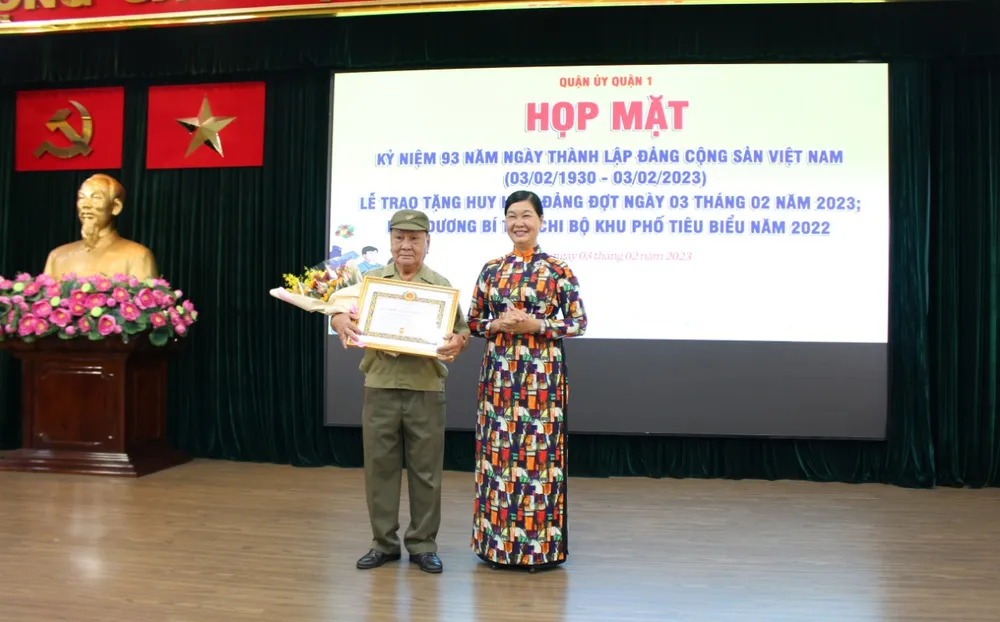 Phó Bí thư Thường trực Quận ủy quận 1 Hoàng Thị Tố Nga trao Huy hiệu 65 năm tuổi Đảng cho đồng chí cao tuổi Đảng.