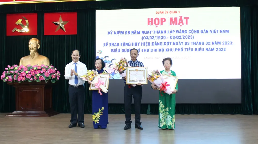 Đồng chí Lê Đức Thanh, Chủ tịch UBND Quận 1 trao Huy hiệu 60 năm tuổi Đảng cho các đồng chí đảng viên.