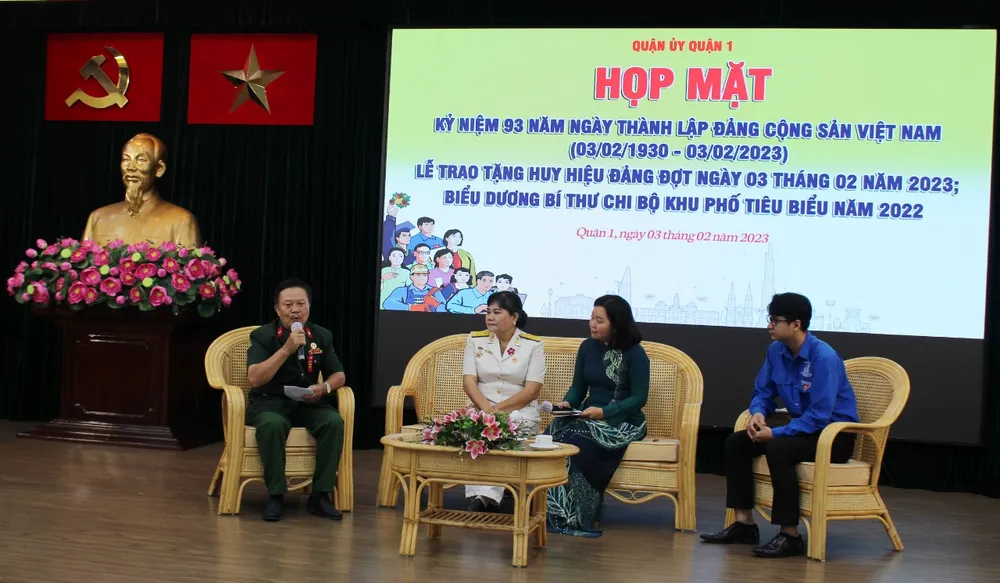 Các đồng chí giao lưu tại buổi họp mặt