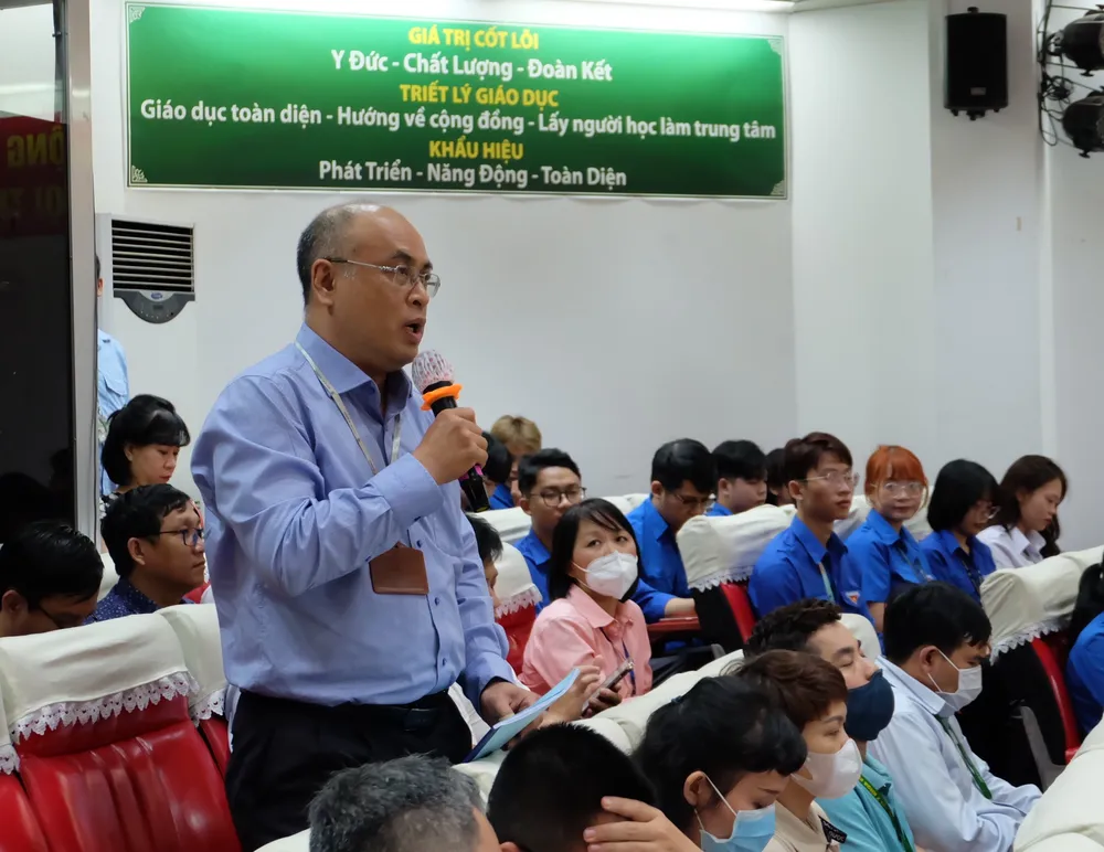 Đại biểu nêu ý kiến tại toạ đàm