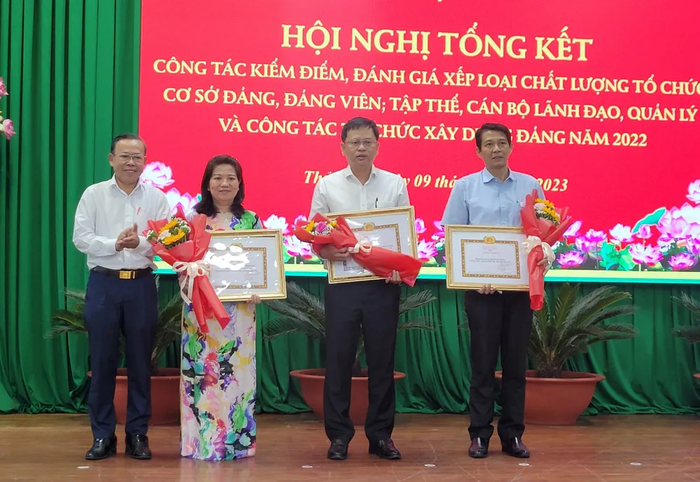 Bí thư Thành ủy TP Thủ Đức Nguyễn Hữu Hiệp trao khen thưởng cho tổ chức cơ sở đảng đạt "Hoàn thành xuất sắc nhiệm vụ" tiêu biểu năm 2022 Bí thư Thành ủy TP Thủ Đức Nguyễn Hữu Hiệp trao khen thưởng cho tổ chức cơ sở đảng đạt "Hoàn thành xuất sắc nhiệm vụ" tiêu biểu năm 2022