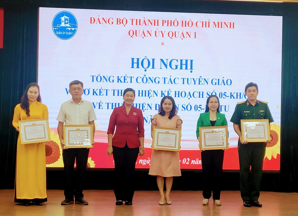 Phó Bí thư Thường trực Quận uỷ quận 1 Hoàng Thị Tố Nga tặng giấy khen cho các tập thể thực hiện tốt Đề án 05 của Ban Thường vụ Thành uỷ TPHCM.