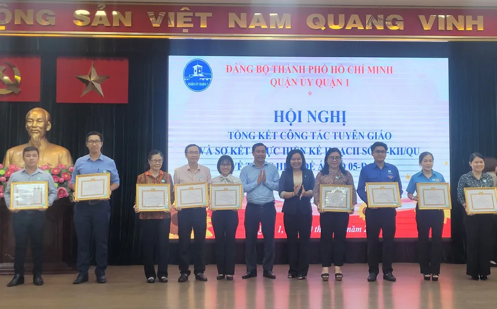 Ban Thường vụ Quận ủy quận 1 tuyên dương các cá nhân cá thành tích xuất sắc trong công tác tuyên giáo năm 2022.