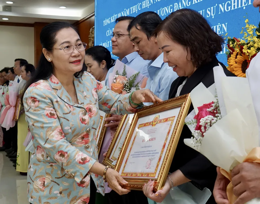 Chủ tịch HĐND TPHCM Nguyễn Thị Lệ tặng Bằng khen của Ban Thường vụ Thành ủy TPHCM cho các tập thể có thành tích xuất sắc trong thực hiện Nghị quyết 20. Ảnh: HOÀNG HÙNG Chủ tịch HĐND TPHCM Nguyễn Thị Lệ tặng Bằng khen của Ban Thường vụ Thành ủy TPHCM cho các tập thể có thành tích xuất sắc trong thực hiện Nghị quyết 20. Ảnh: HOÀNG HÙNG