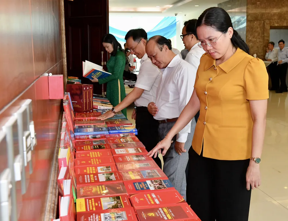 Các đại biểu tham quan khu vực trưng bày các ấn phẩm lịch sử Đảng, lịch sử Đảng bộ địa phương. Ảnh: VIỆT DŨNG