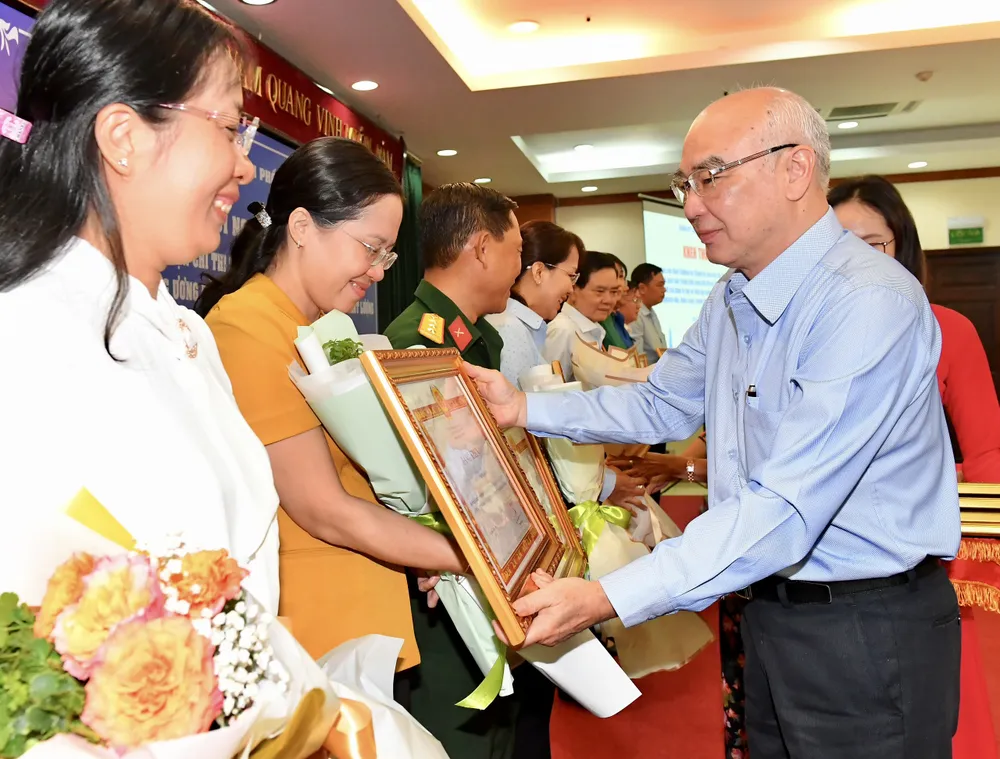 Trưởng Ban Tuyên giáo Thành ủy TPHCM Phan Nguyễn Như Khuê tặng bằng khen của Ban Thường vụ Thành ủy TPHCM cho các cá nhân có thành tích xuất sắc trong thực hiện Chỉ thị 20. Ảnh: VIỆT DŨNG