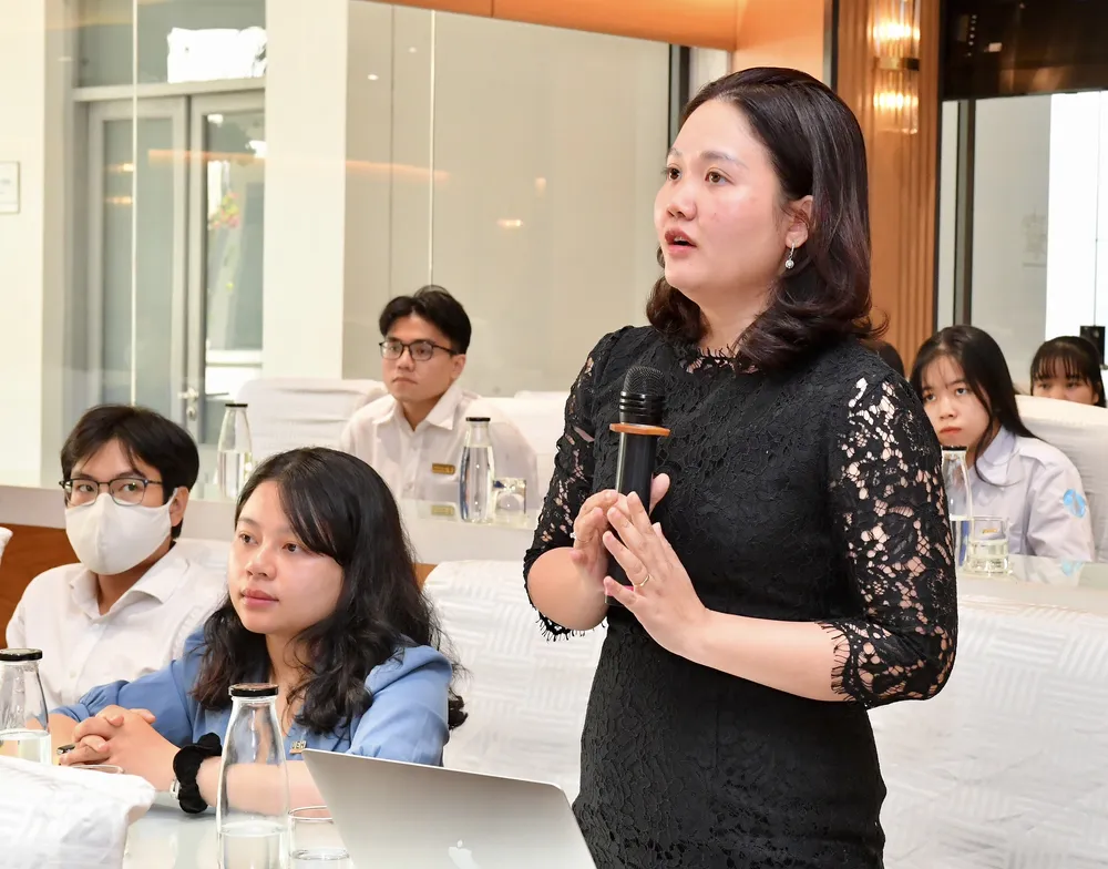 Bí thư Đoàn Trường ĐH Kinh tế TPHCM Nguyễn Đình Hoàng Uyên chia sẻ tại tọa đàm. Ảnh: VIỆT DŨNG