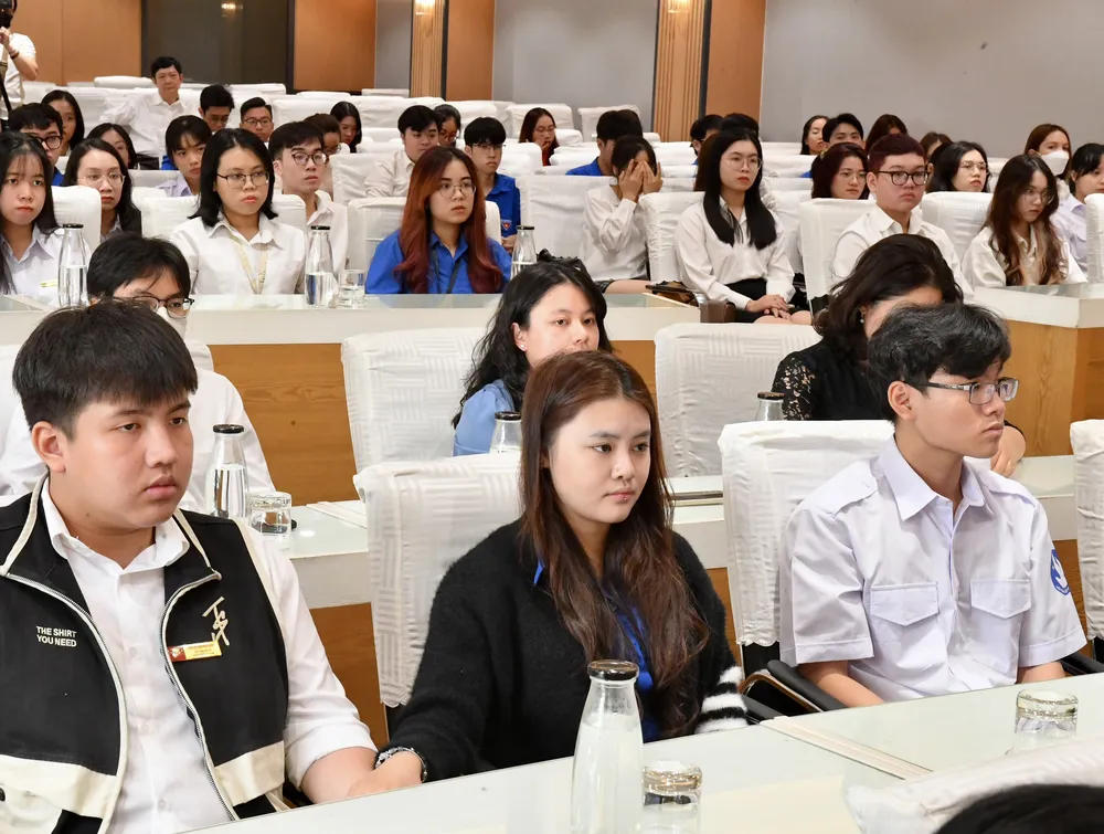 Tọa đàm thu hút nhiều sinh viên tham gia. Ảnh: VIỆT DŨNG