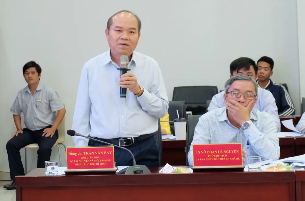 Phó Giám đốc Sở TN-MT Trần Văn Bẩy góp ý tại hội thảo