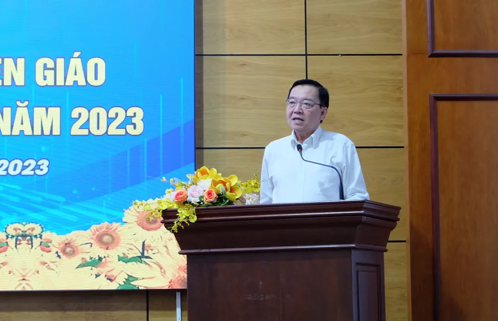 Đồng chí Lê Hồng Sơn, Thành ủy viên, Phó Trưởng ban Thường trực Ban Tuyên giáo Thành ủy TPHCM dự và phát biểu tại hội nghị