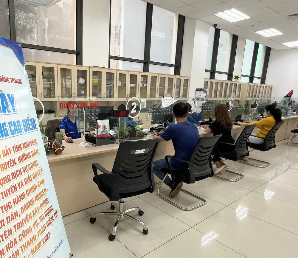 Ngày hoạt động cao điểm tình nguyện hỗ trợ người dân thực hiện dịch vụ công trực tuyến tại Sở KH-ĐT TPHCM. Trong hôm nay (18-3) đã tiếp 37 lượt doanh nghiệp và tiếp nhận 590 hồ sơ trực tuyến.